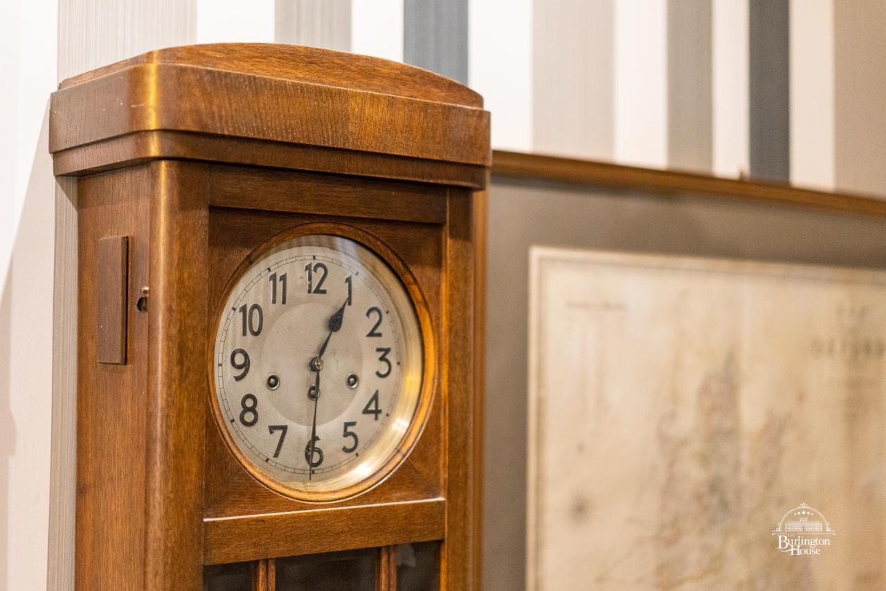 Burlington House Boutique Bed & Breakfast Oxford Luaran gambar Clock in the lobby