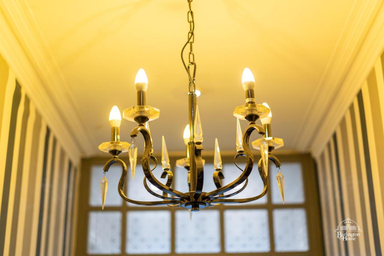 Burlington House Boutique Bed & Breakfast Oxford Luaran gambar A chandelier