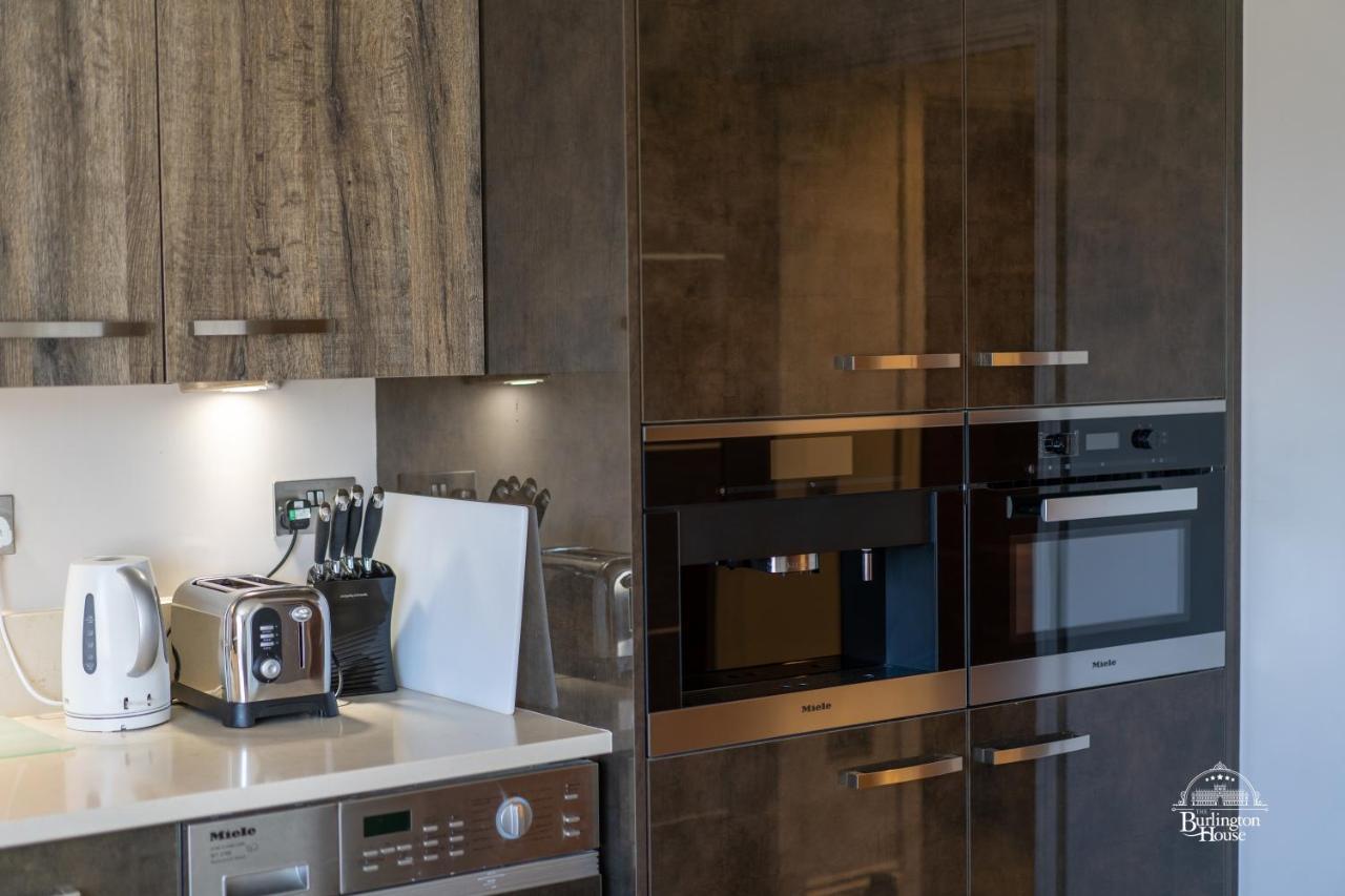 Burlington House Boutique Bed & Breakfast Oxford Luaran gambar A kitchen with a built-in microwave oven