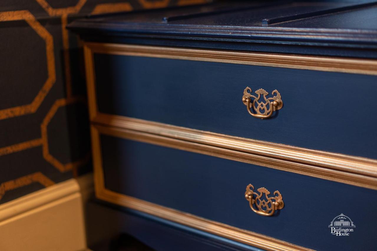 Burlington House Boutique Bed & Breakfast Oxford Luaran gambar A piece of furniture painted in a blue and gold colour combination