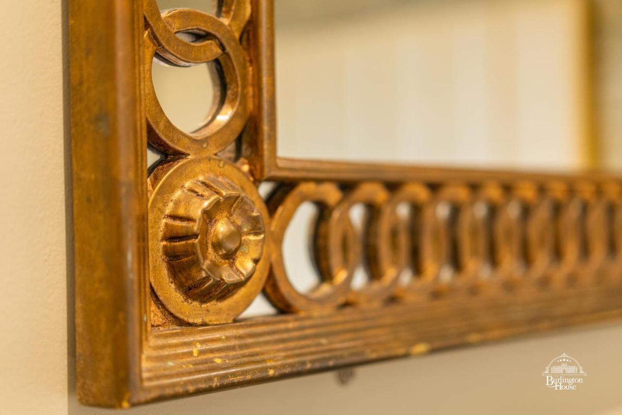 Burlington House Boutique Bed & Breakfast Oxford Luaran gambar Detail of the mirror frame