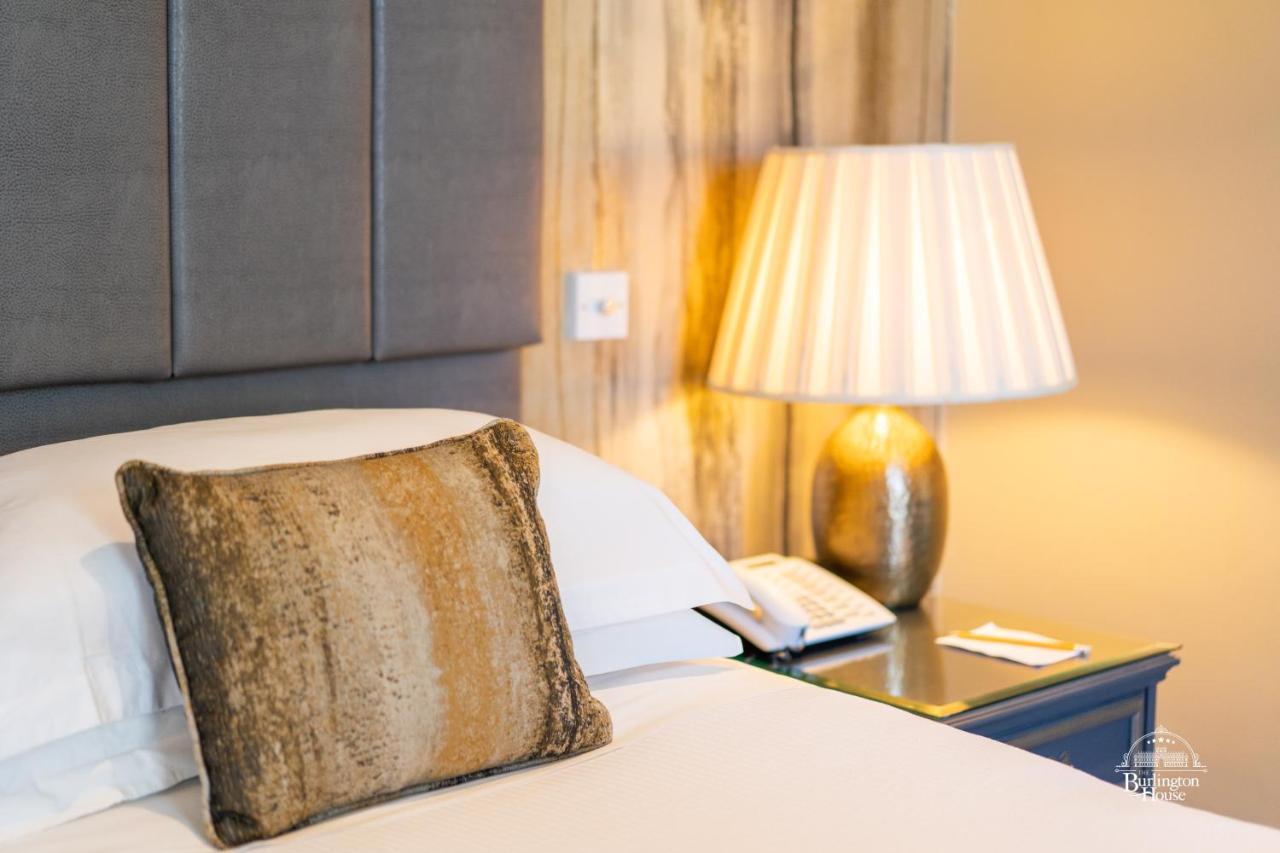 Burlington House Boutique Bed & Breakfast Oxford Luaran gambar A lamp on a bedside table