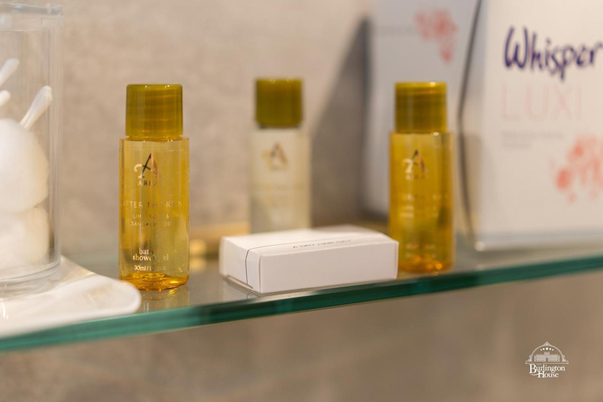 Burlington House Boutique Bed & Breakfast Oxford Bilik gambar A selection of amenities by the brand