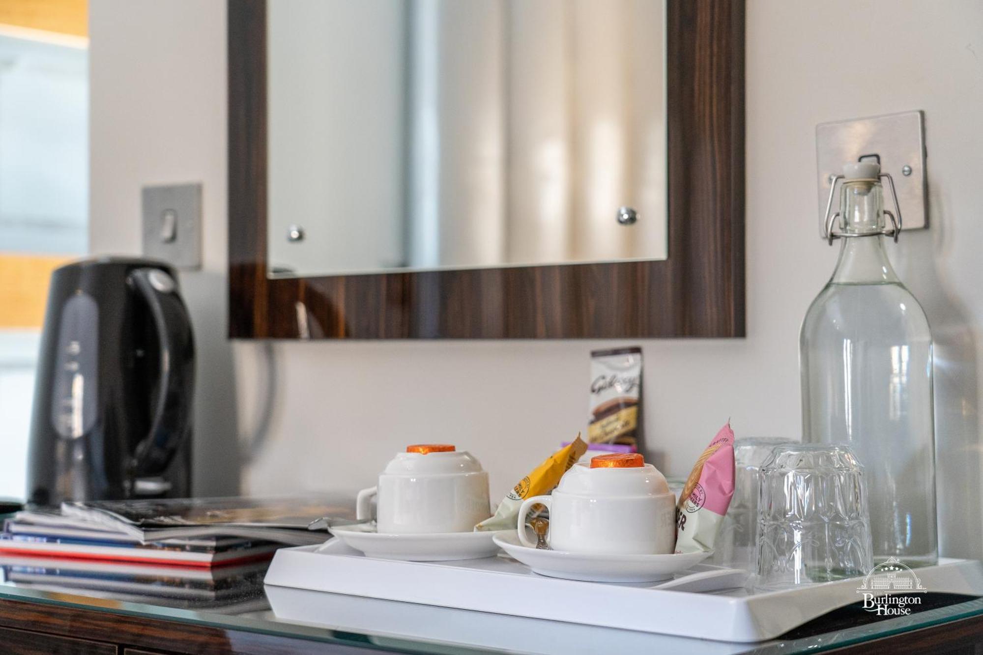 Burlington House Boutique Bed & Breakfast Oxford Bilik gambar A hospitality tray in a hotel room