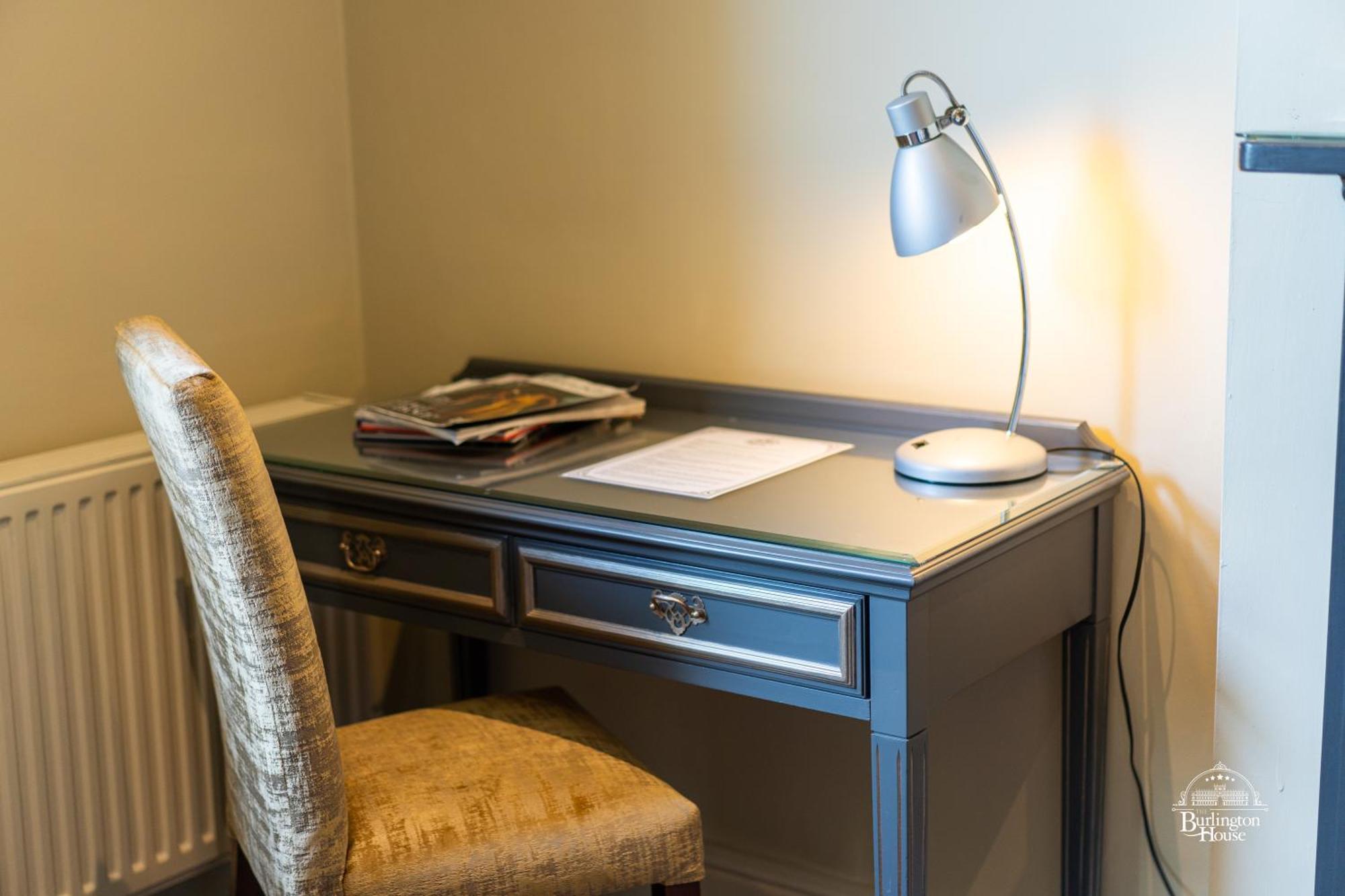 Burlington House Boutique Bed & Breakfast Oxford Bilik gambar A desk lamp