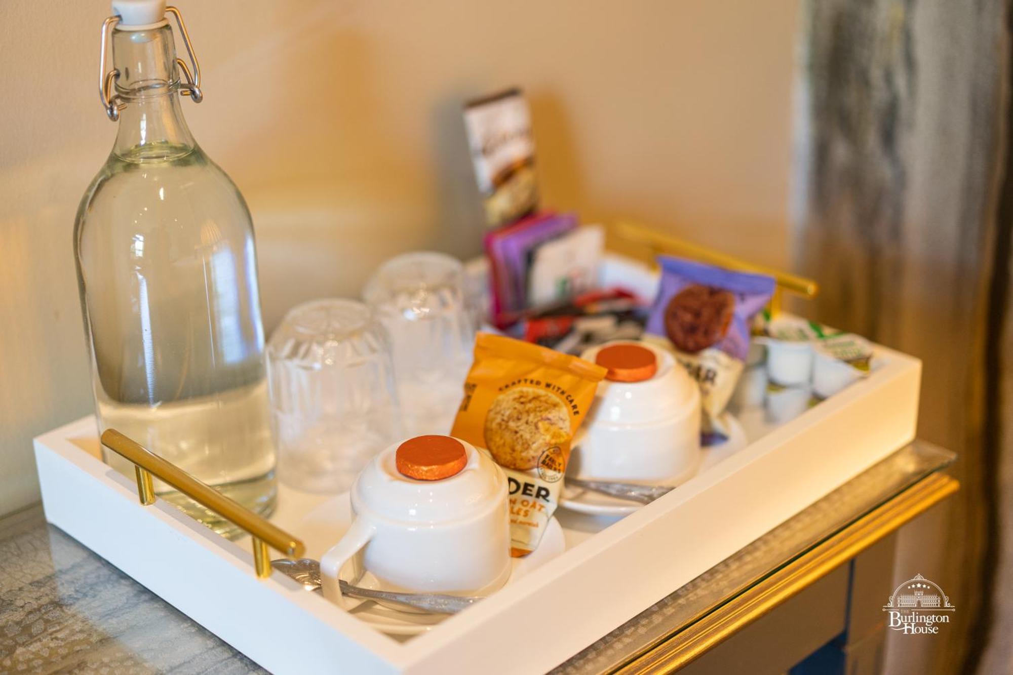 Burlington House Boutique Bed & Breakfast Oxford Bilik gambar A welcome tray at a hotel