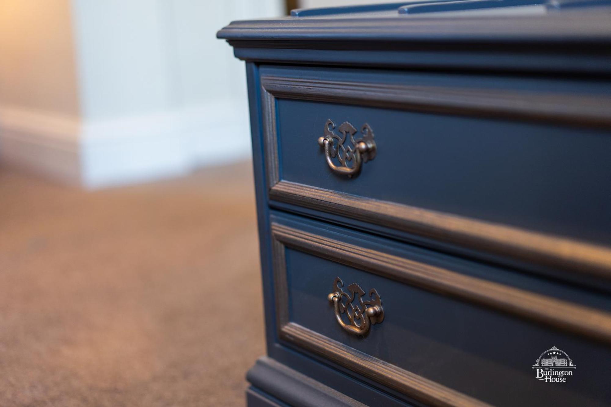 Burlington House Boutique Bed & Breakfast Oxford Bilik gambar A blue painted nightstand