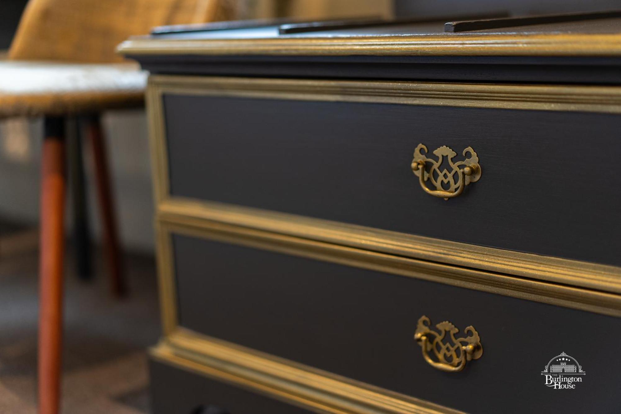 Burlington House Boutique Bed & Breakfast Oxford Bilik gambar A piece of furniture with a gold leaf finish