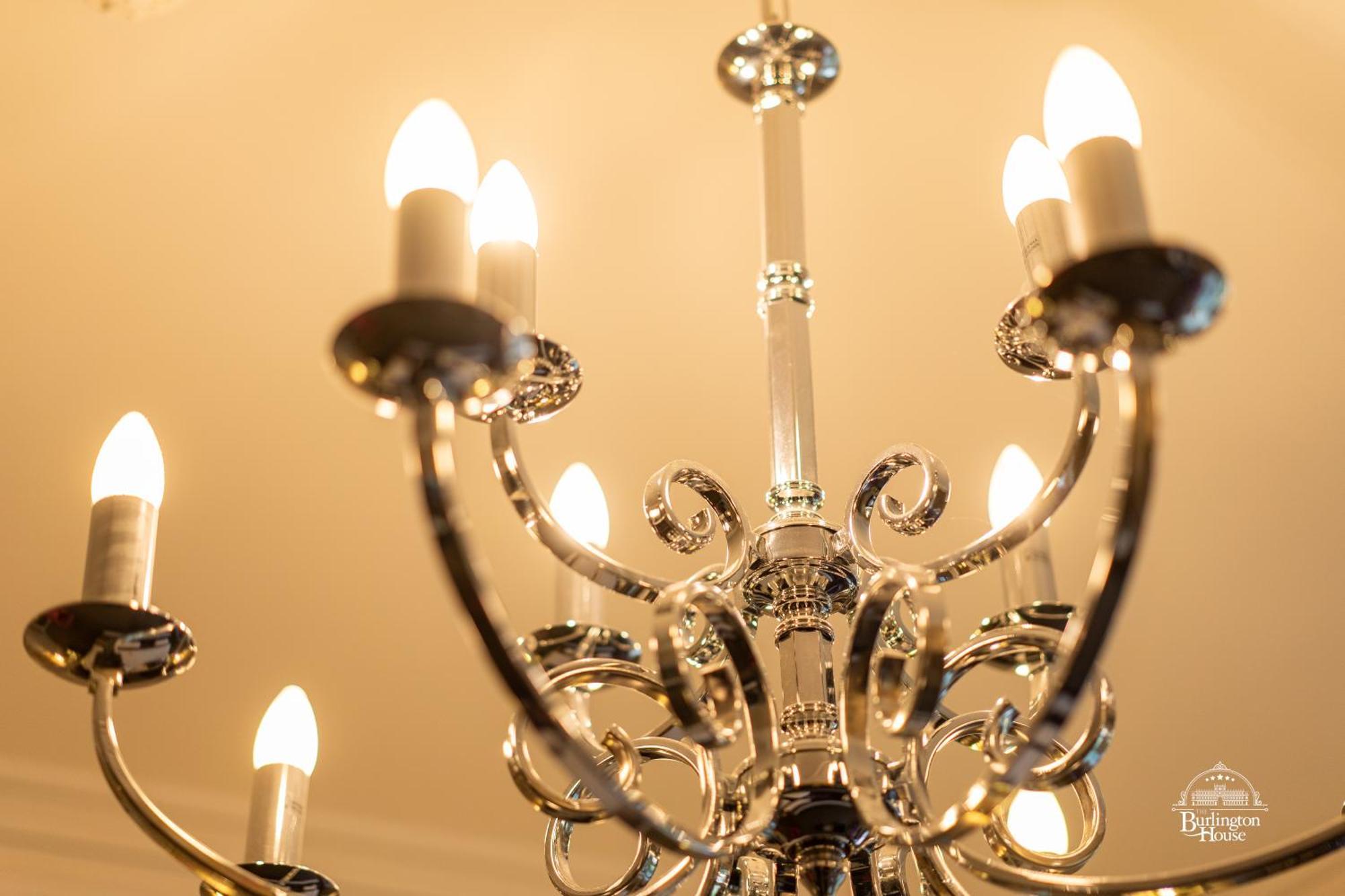 Burlington House Boutique Bed & Breakfast Oxford Bilik gambar A chandelier