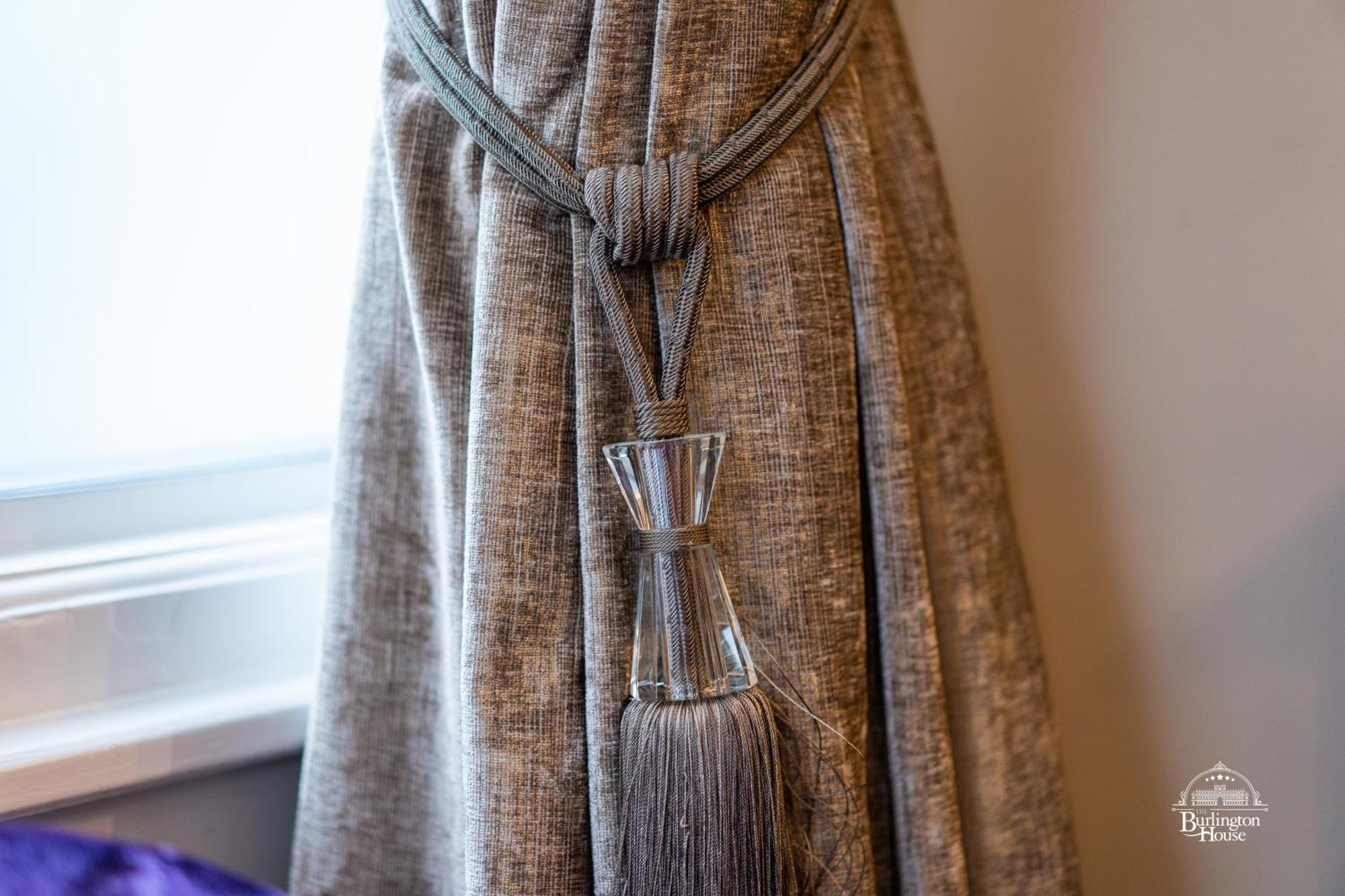 Burlington House Boutique Bed & Breakfast Oxford Bilik gambar A curtain tieback