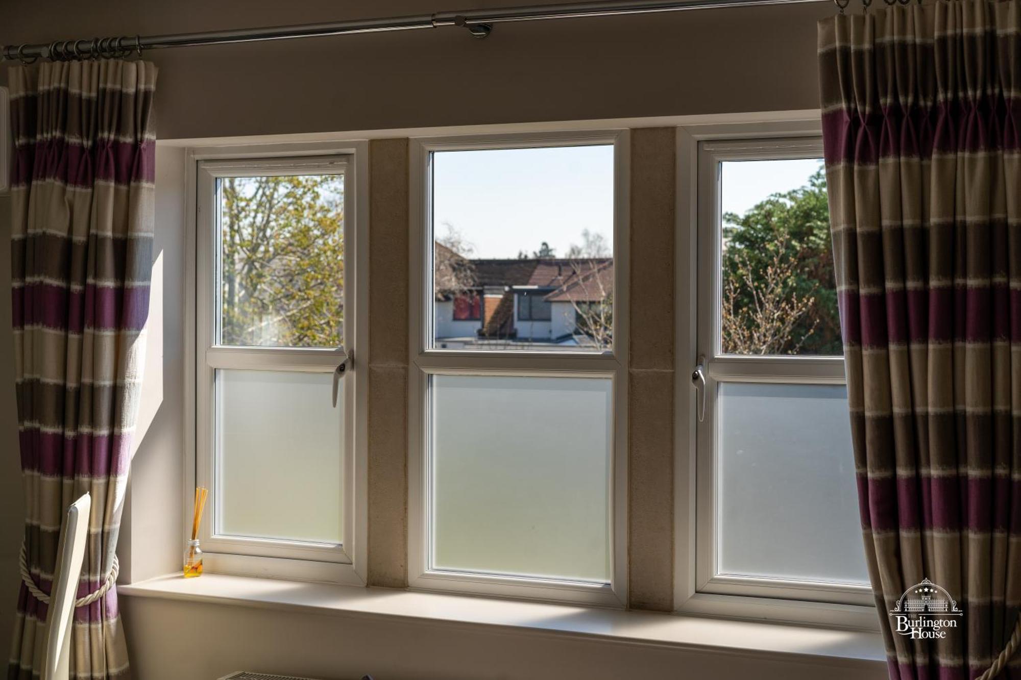 Burlington House Boutique Bed & Breakfast Oxford Luaran gambar A window with a privacy film installed